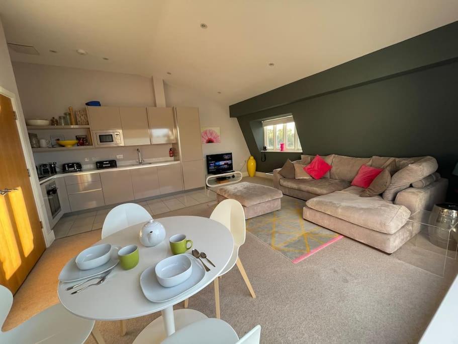 Reed Warbler - Hm111 - Lower Mill Estate Penthouse Apartment With Spa Access Somerford Keynes Luaran gambar